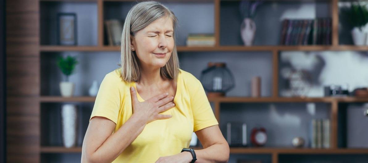 هل تعب المعدة يسبب ألم بالصدر والظهر؟
