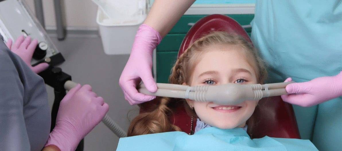 عيادة السعادة مع علاج أسنان الأطفال بالغاز الضاحك